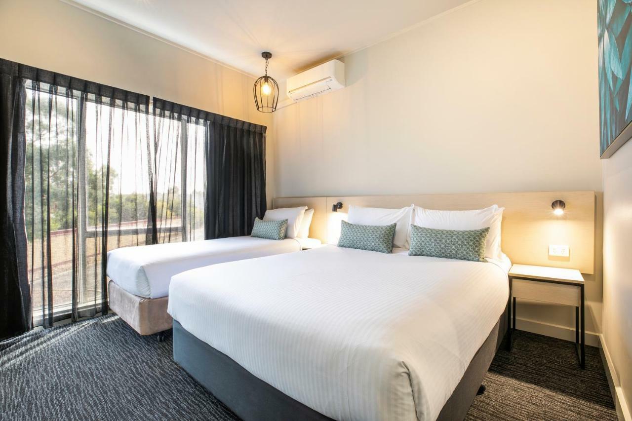 Queen and Single Studio with Free welcome drink for two guests